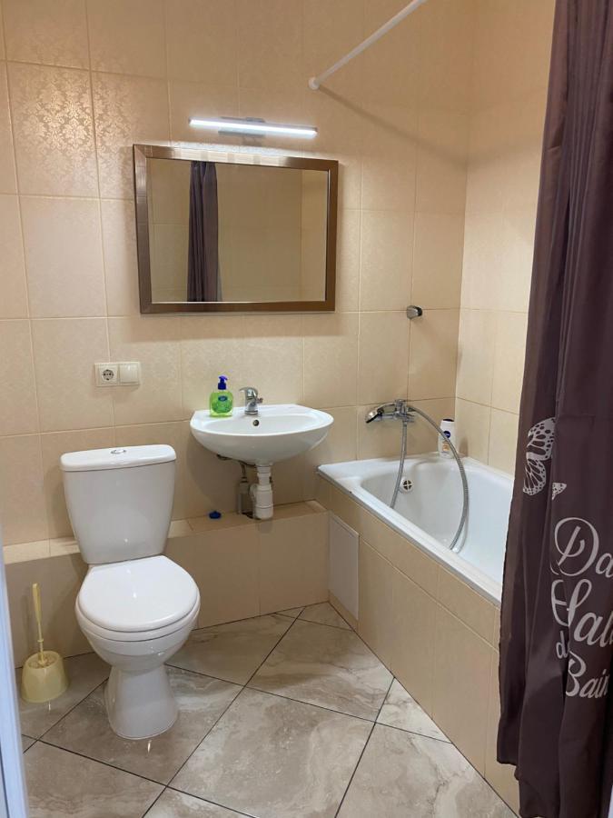 Cozy Apartment On Gmyri 12B Near Metro Poznyaki 基輔 外观 照片